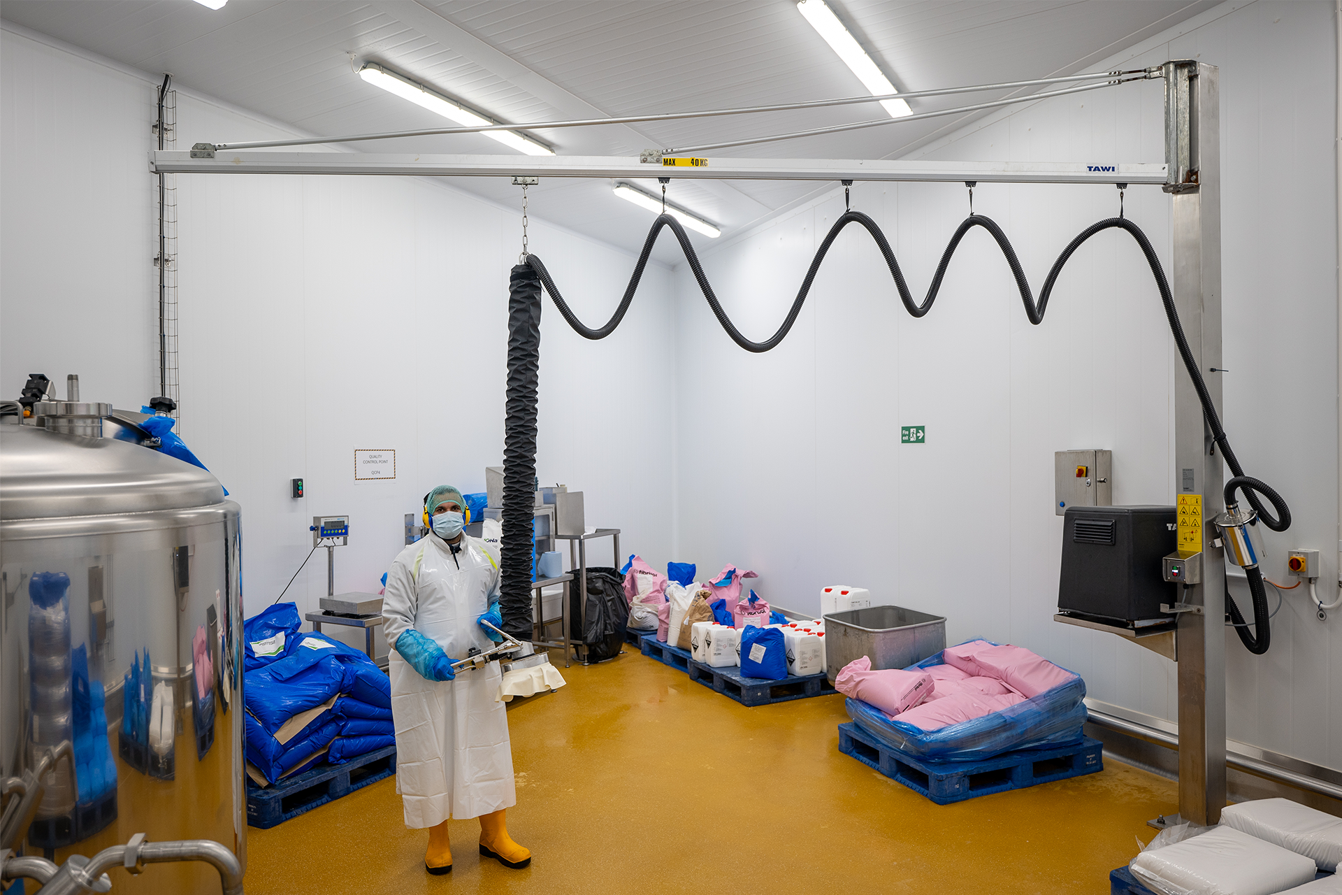 Manipulateur pour de la viande sous une potence de manutention 