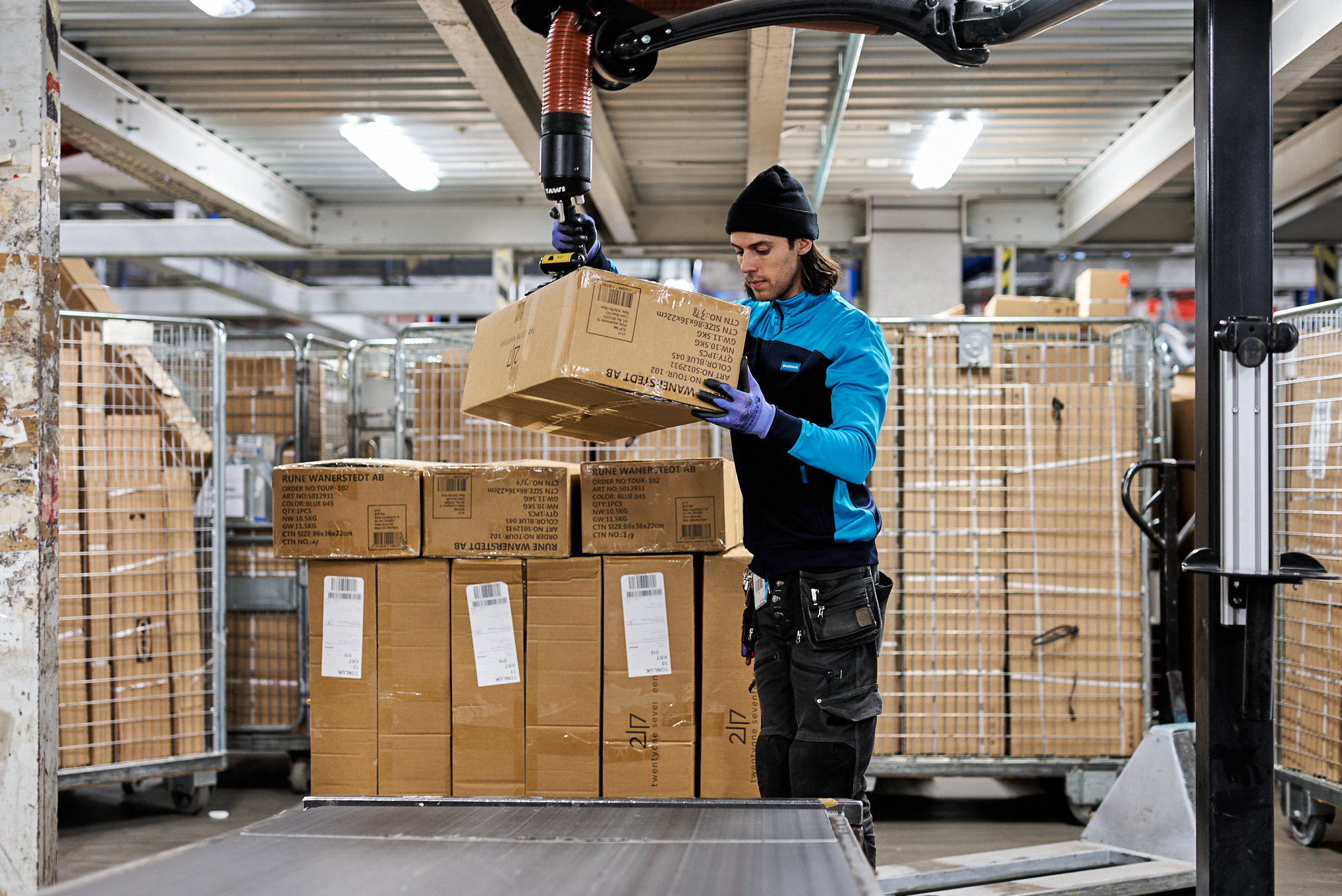 Lifting boxes with Mobile Order Picker at Postnord 