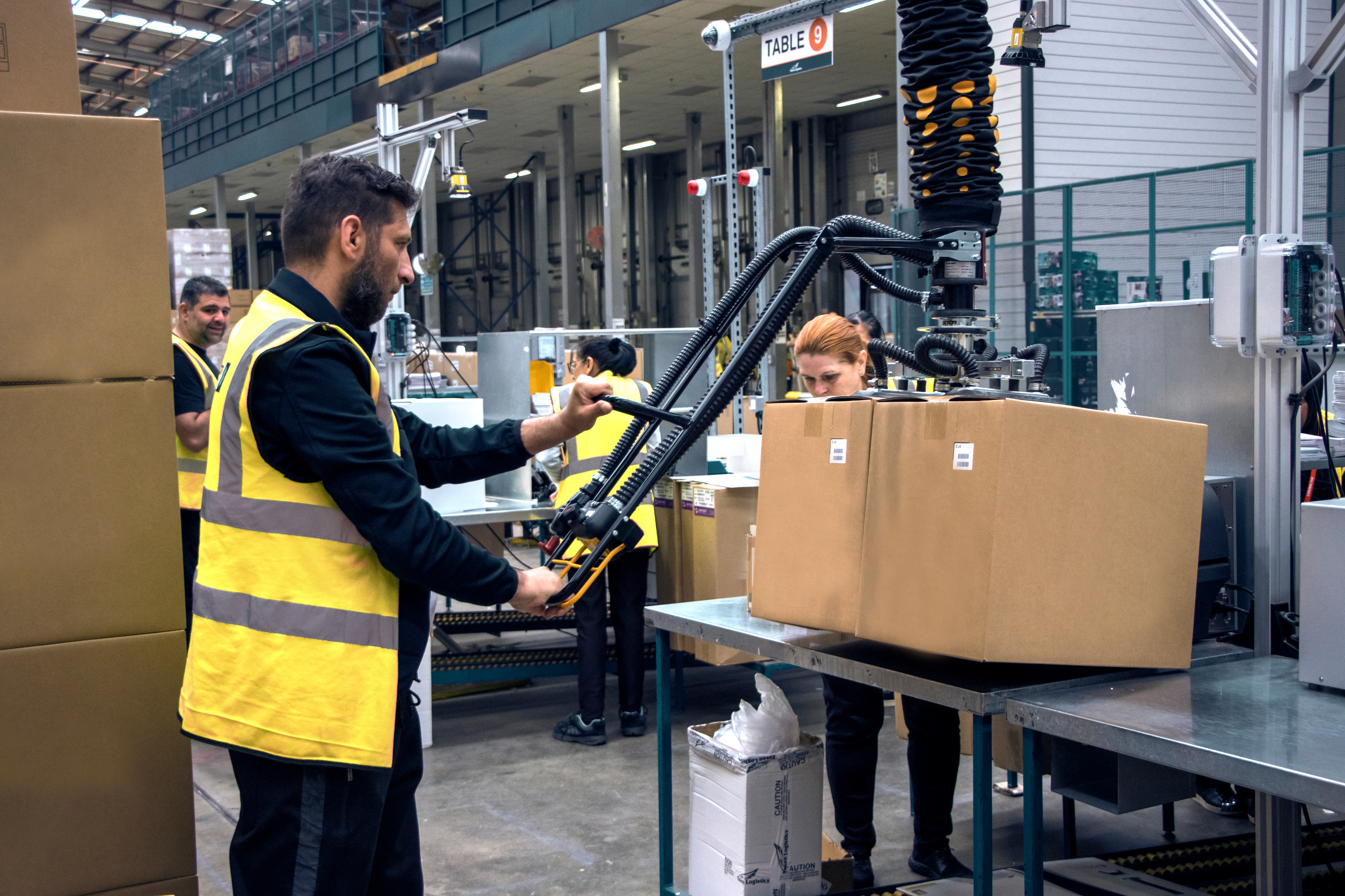 Trabalhador do armazém na logística Yusen manuseando caixas