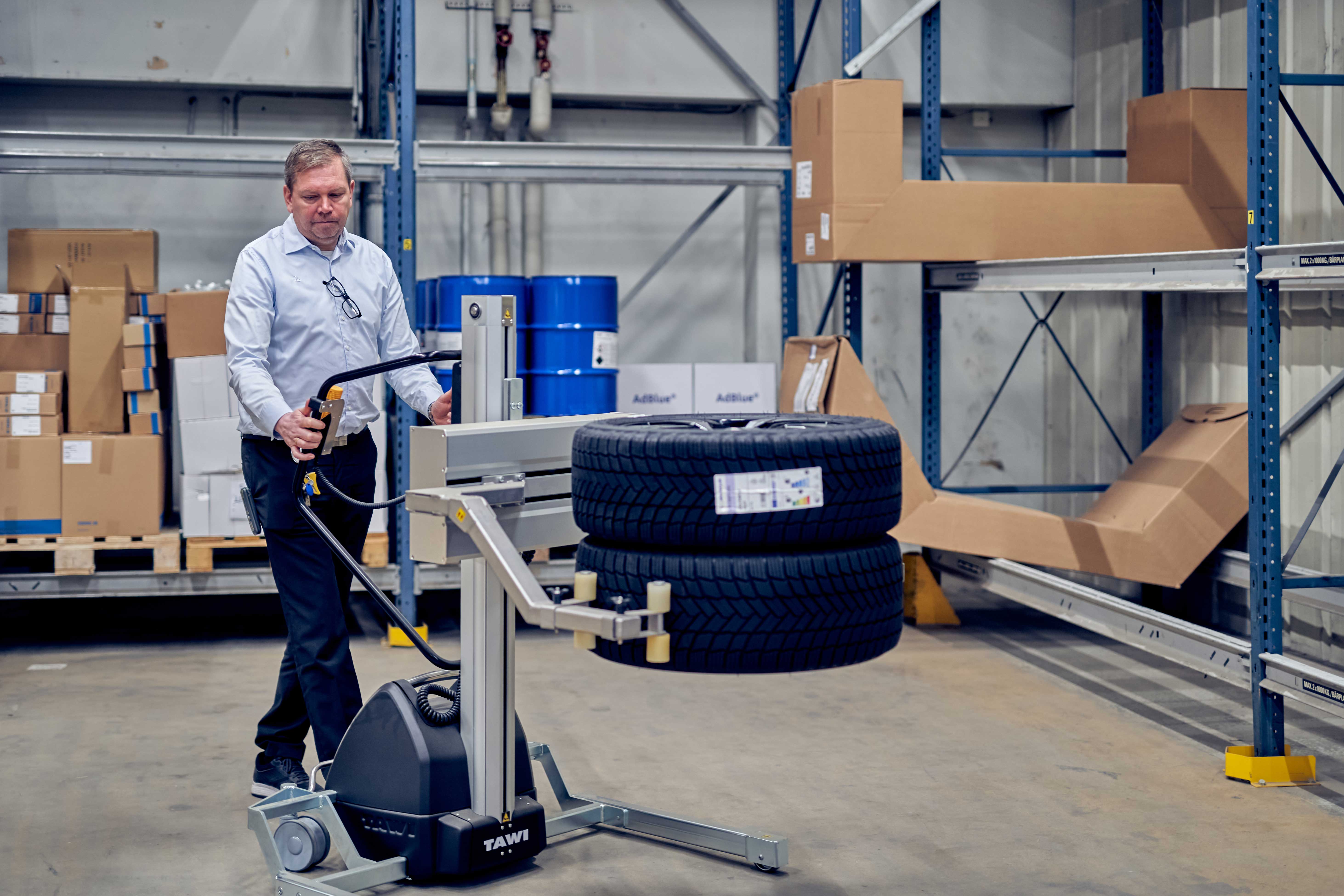 Lifting Tires: TAWI lifting equipment for the automotive industry.