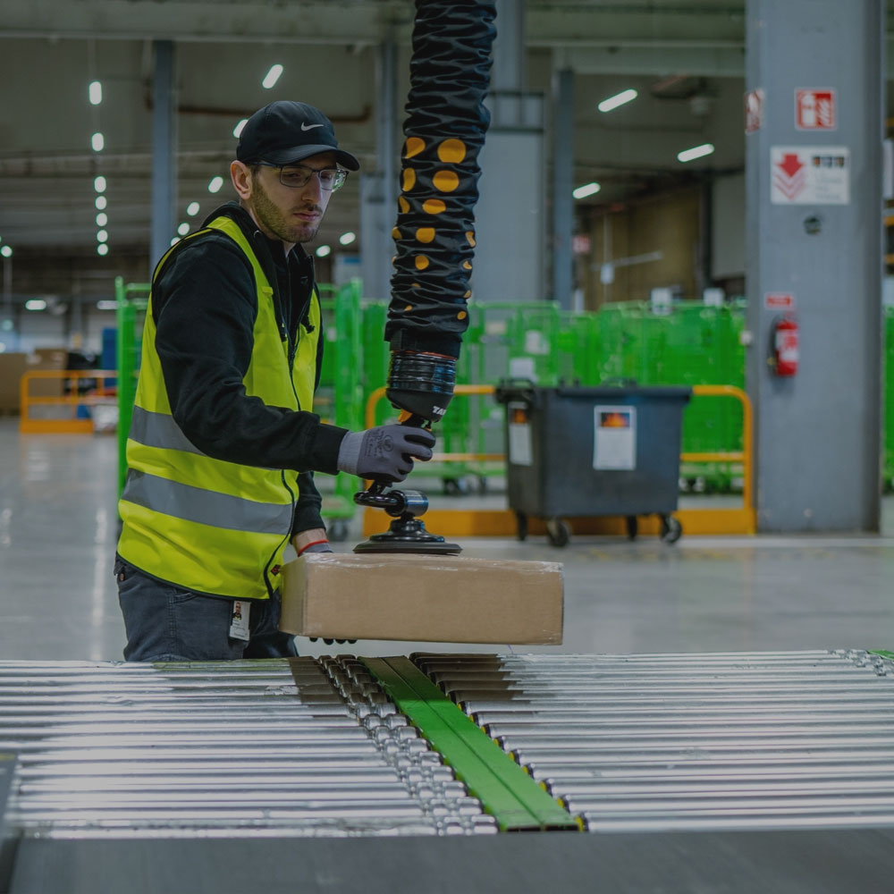 TAWI Vacuum Lifter lifting boxes in a logistics centre