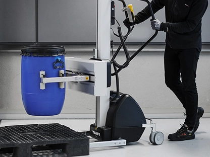Opérateur utilisant un gerbeur de levage pour lever un fût