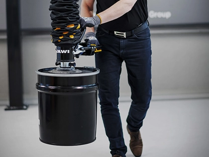 Opérateur utilisant un manipulateur polyvalent TAWI pour lever un fût