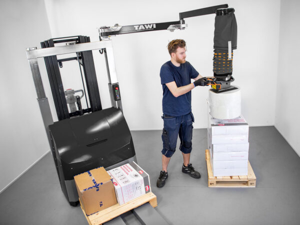 picking order in warehouse with mobile vacuum lifter
