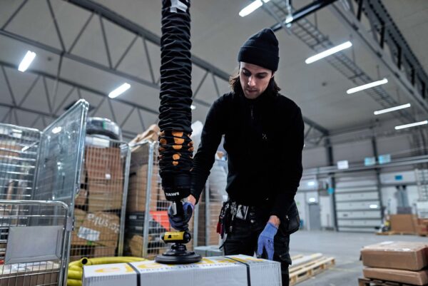 The high-frequency vacuum lifter is being used to lift boxes at the logistics company PostNord