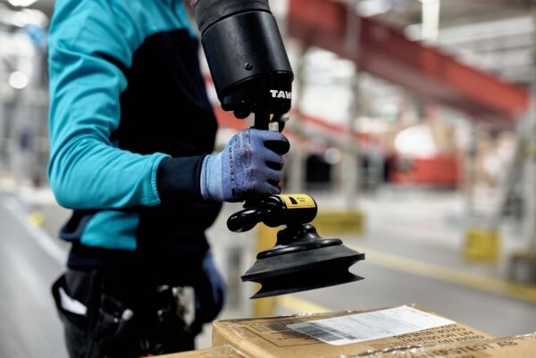 TAWI´s handheld vacuum lifter is used to improve box handling at PostNord in the logistics industry