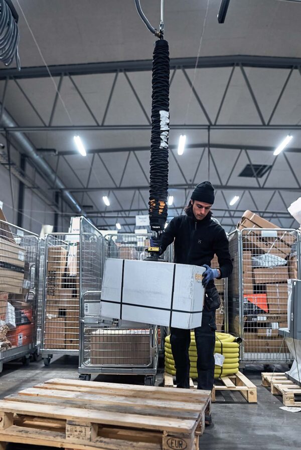 PostNord uses TAWI´s vacuum lifter to improve the handling of boxes and ease the lifting stress for operators