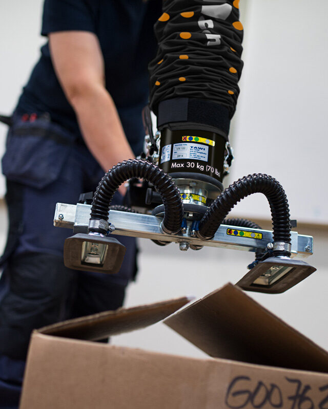 lifting unsealed box using a handheld vacuum lifter