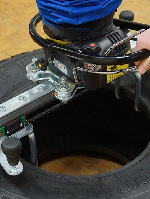 Lifting tyre using handheld vacuum lifter