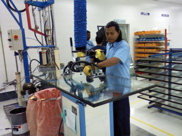 Lifting glass panels with vacuum lifter