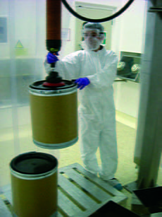 Lifting drum in cleanroom environment using stainless steel vacuum lifter
