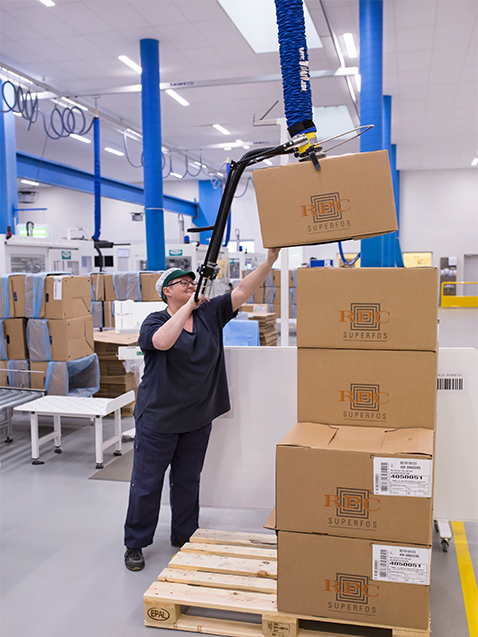 Lifting boxes above shoulder height using flexible vacuum lifter