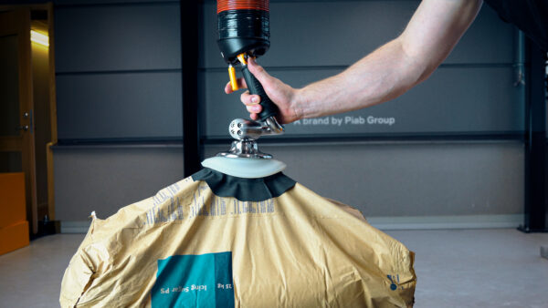 Lifting 25 kg / 56 lbs sack with a vacuum lifter in stainless steel