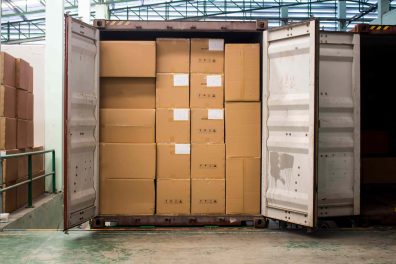Fraktcontainer fyllt med kartonger i olika storlekar
