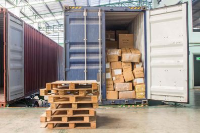 Shipping container with loose loaded packages