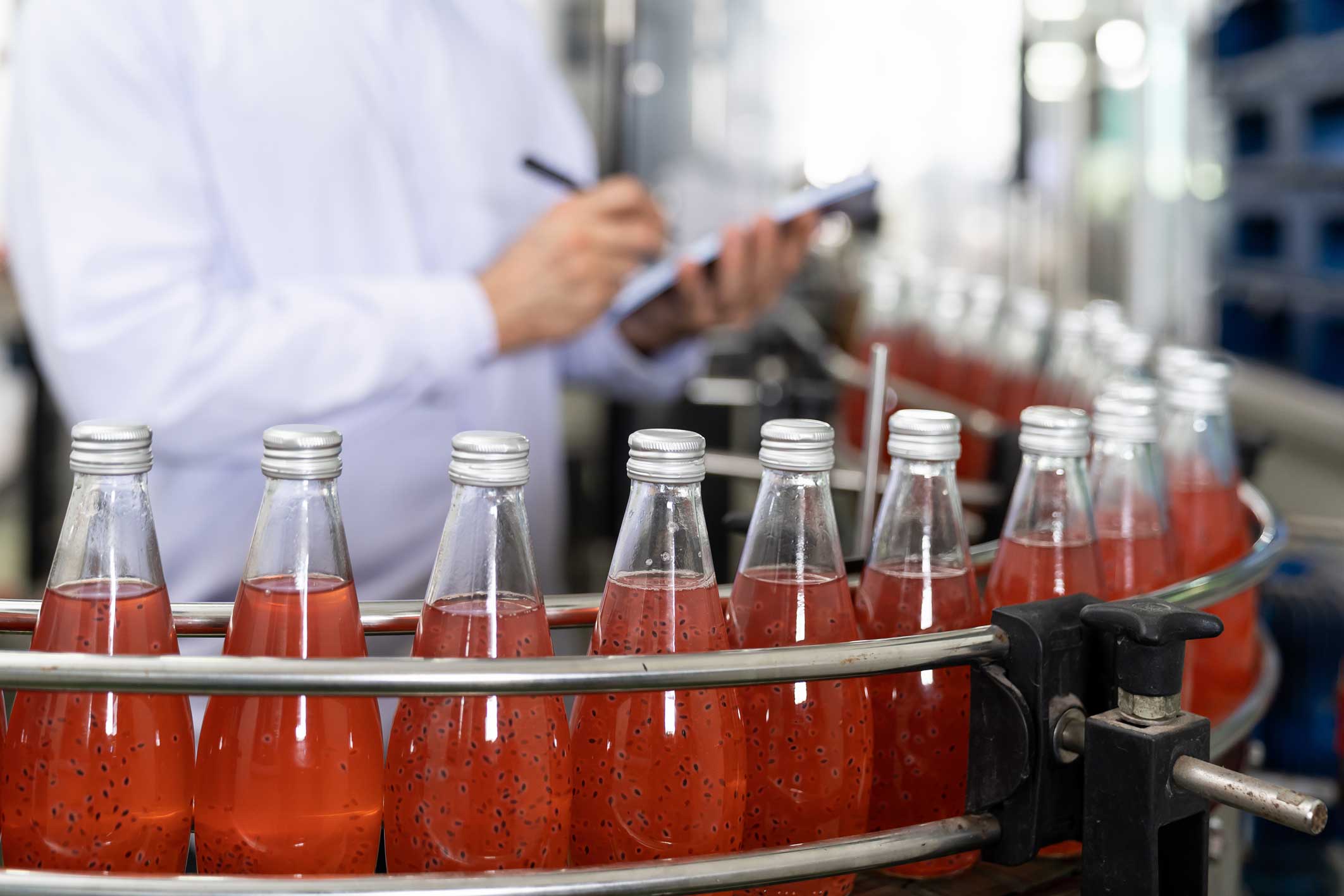 Control de calidad de la bebida de fruta en la línea de producción
