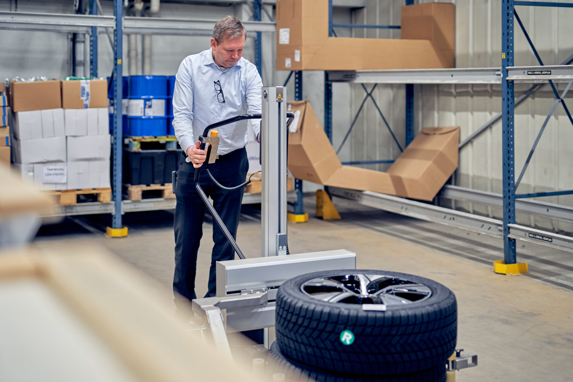 TAWI Lifting Trolley customized for lifting wheels and creating a sustainable process at Bilia Sisjön