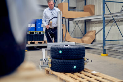 Martin Ståhl, responsable des pièces automobiles chez Bilia Sisjön, soulève des pneus à l'aide d'un gerbeur lève-roue sur-mesure TAWI.