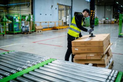 Lifting and sorting packages with TAWI vacuum lifters at Bring Logistics