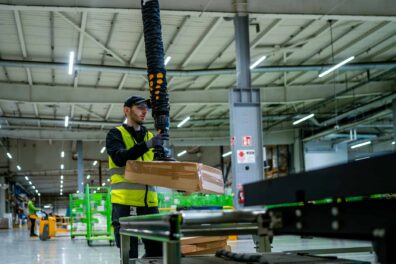 Package handling with TAWI vacuum lifters at Bring Logistics